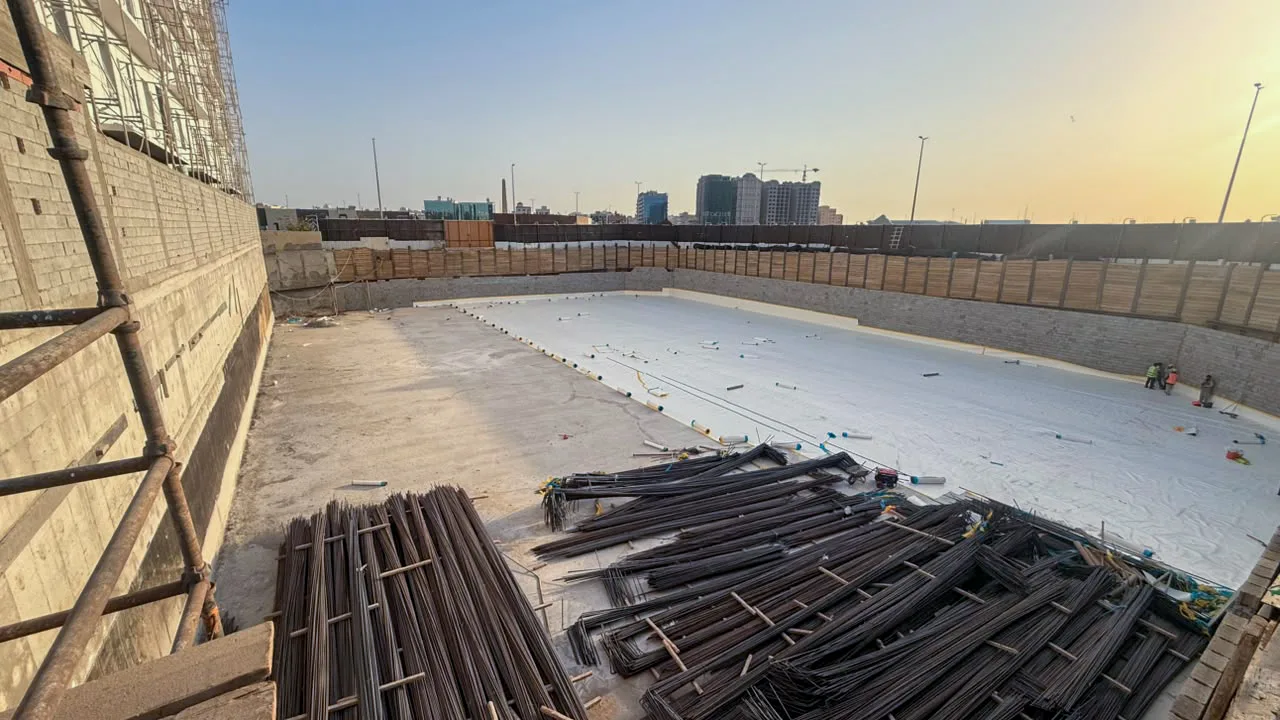 تنفيذ أعمال العزل بالموقع وفق متطلبات حماية العناصر الإنشائية.